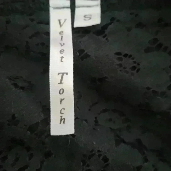 Velvet Torch Geometric V-neck lace back Romper Size Small - Picture 3 of 5